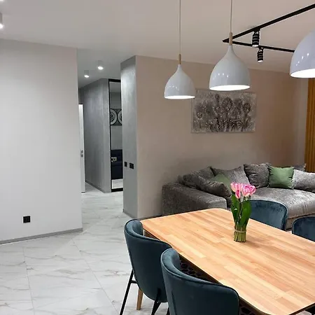 віп стилізовані у львові з просторою вітальнею, на вулиці під голоском 15 б * Lviv