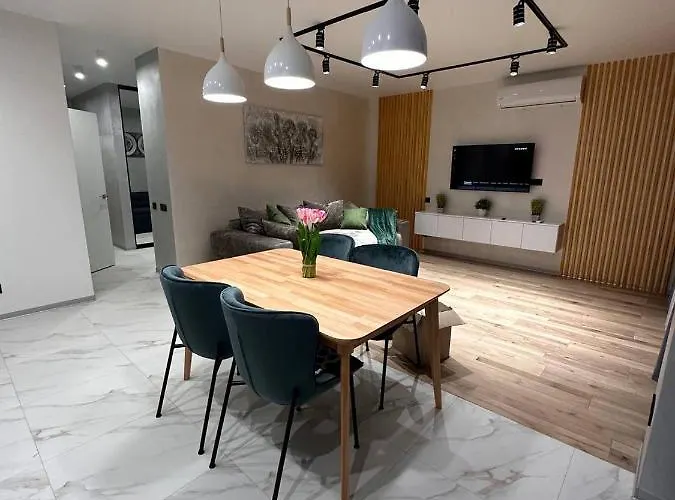 віп стилізовані у львові з просторою вітальнею, на вулиці під голоском 15 б アパート