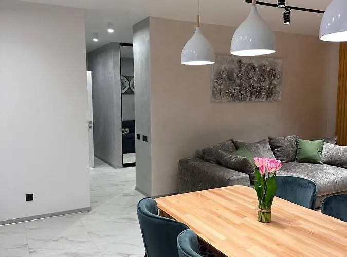 віп стилізовані у львові з просторою вітальнею, на вулиці під голоском 15 б * Lviv